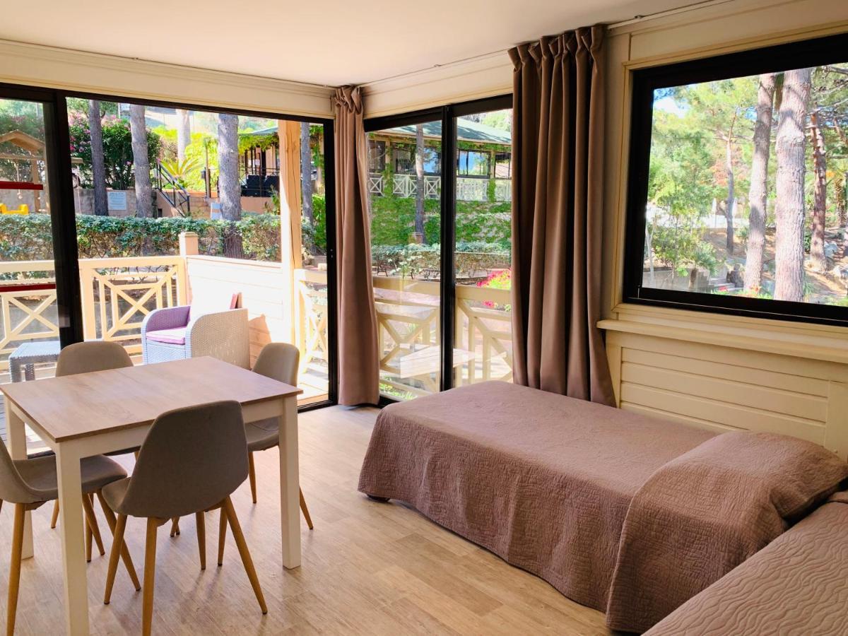Les Pins 2* Calvi (Corsica)